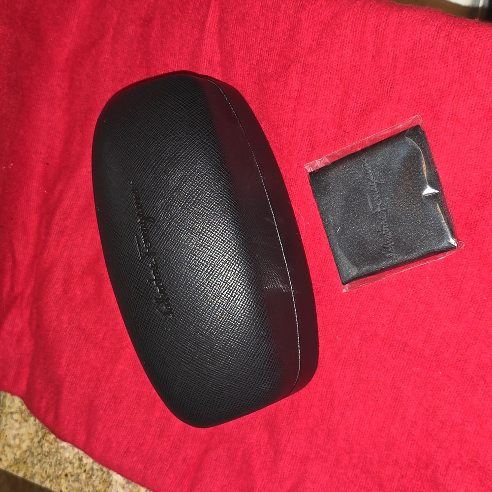 Sunglasses case and cleaning cloth